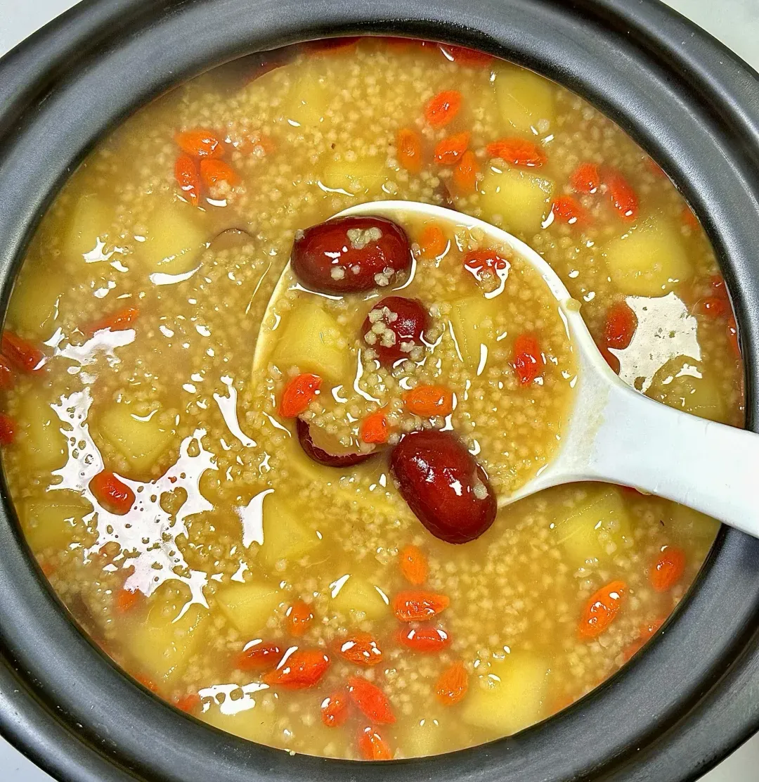 天凉了,做上一碗暖胃的小米粥吧,营养健康